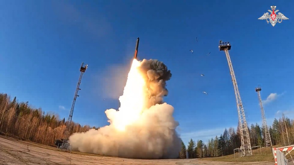 RS-24 Yars MoD launch from pad with towers